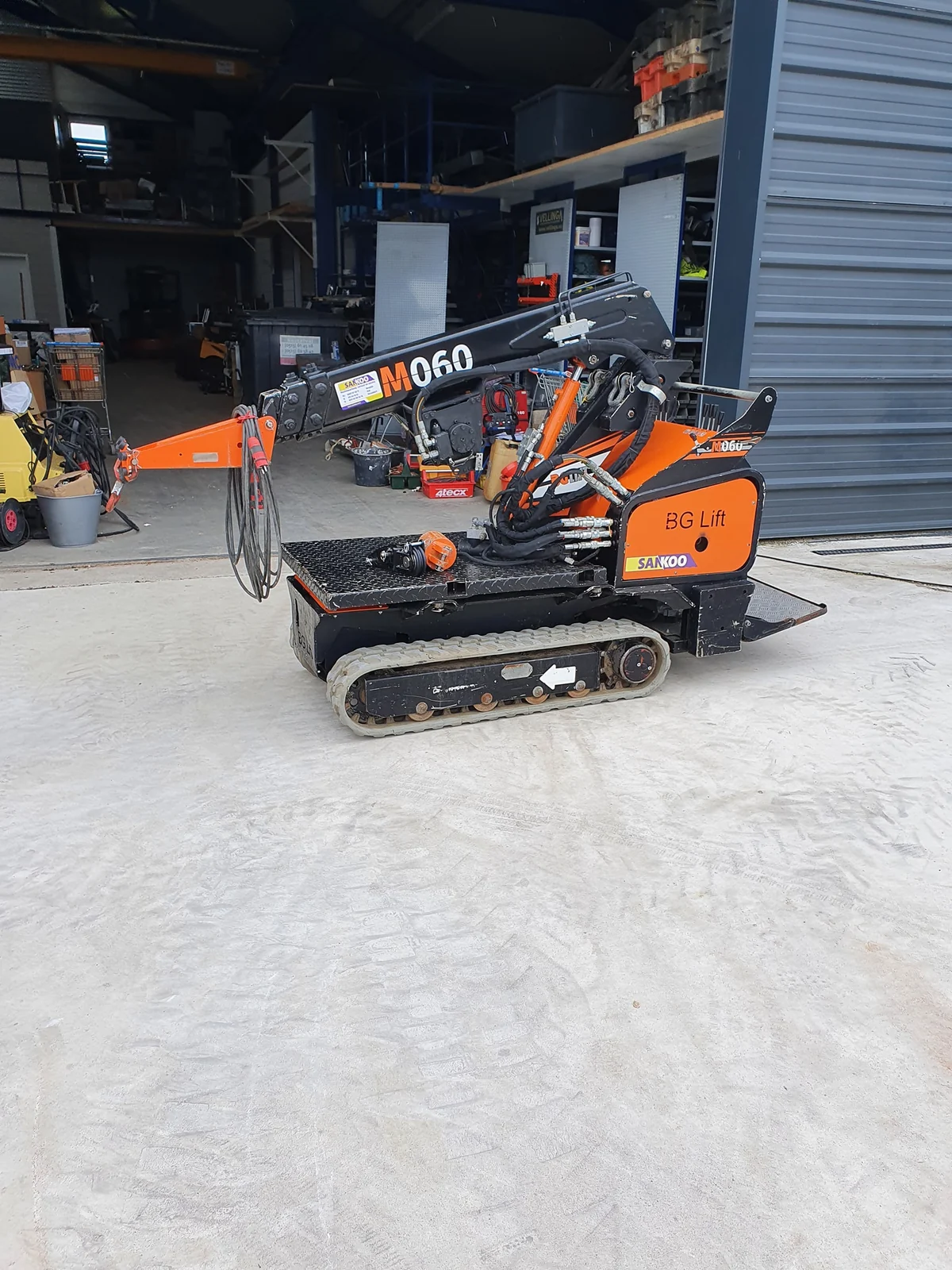 Compacte machine op rupsen