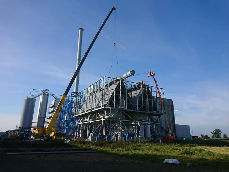 Staalconstructie van een gebouw in aanbouw