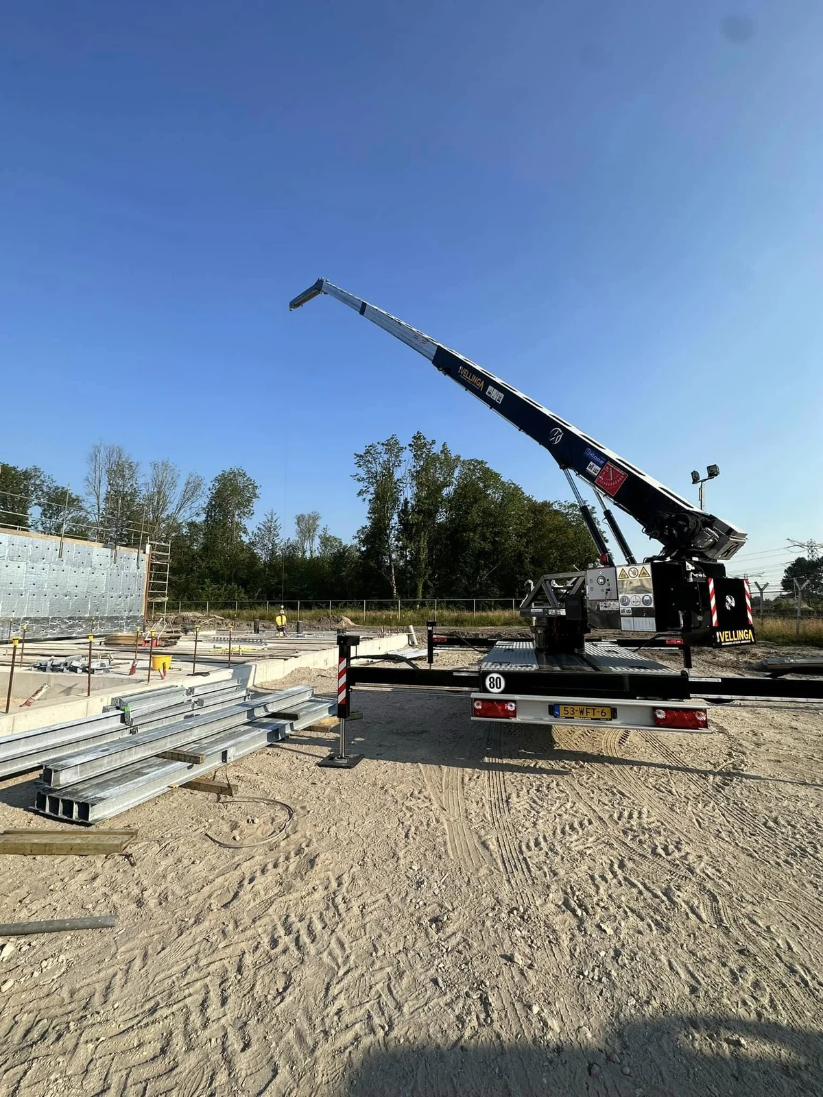 Montage van staal met een compacte kraan